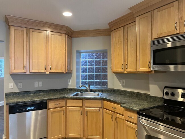 Building Photo - Spacious 4 Bedroom House in Southside Flats!