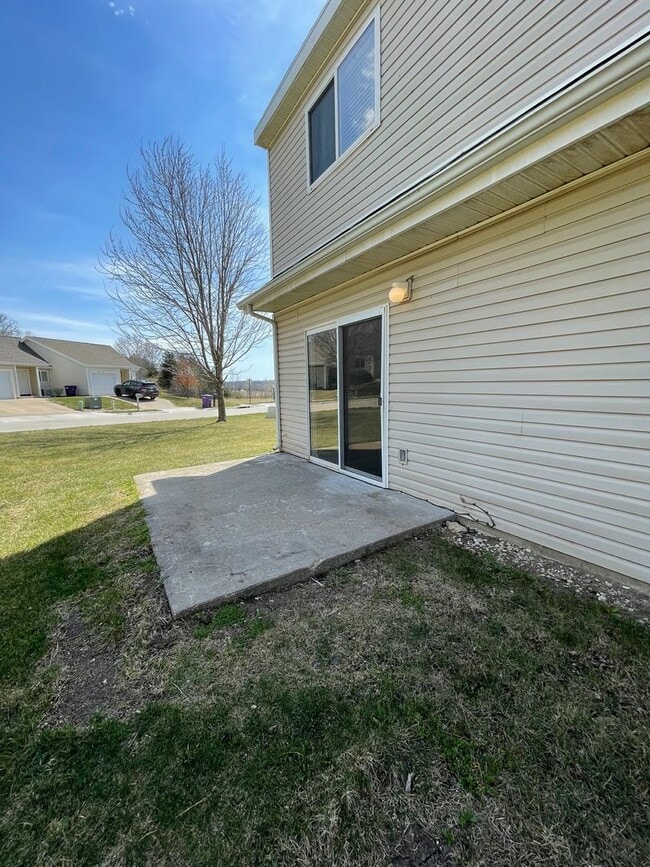 Building Photo - GREAT LOCATION! PLENTY OF STORAGE!