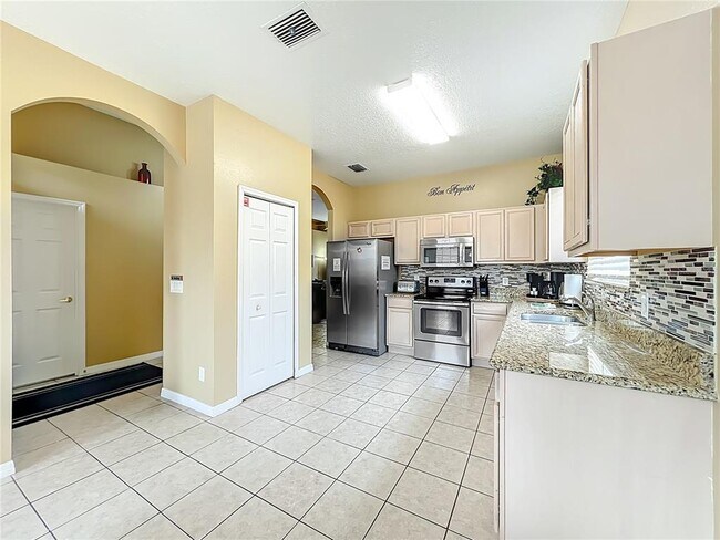 Building Photo - 520 Orista Dr