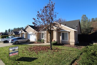 Building Photo - Spacious Placer Pines Home