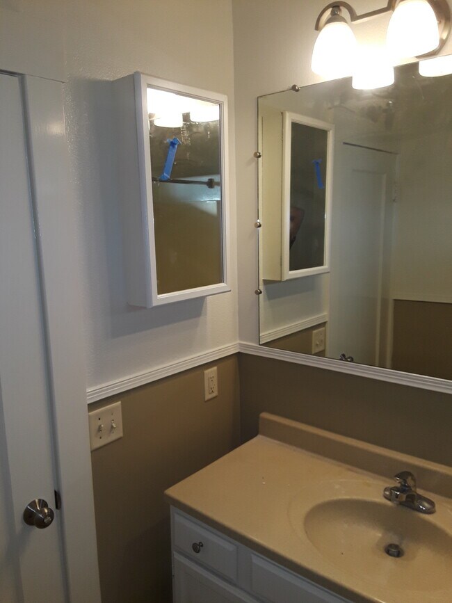 Bed #2 bath - 608 Elefa St