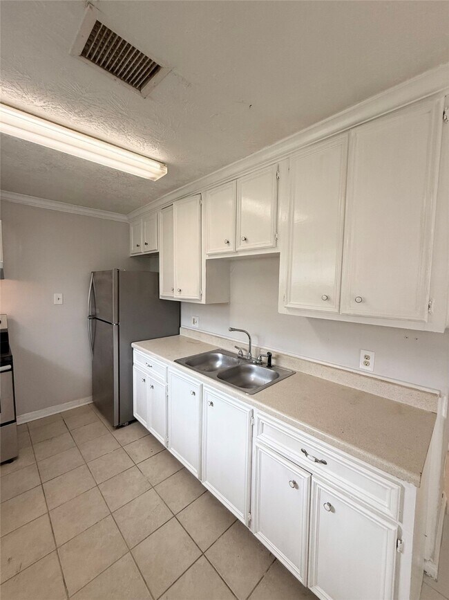 Building Photo - 3411 Drew St