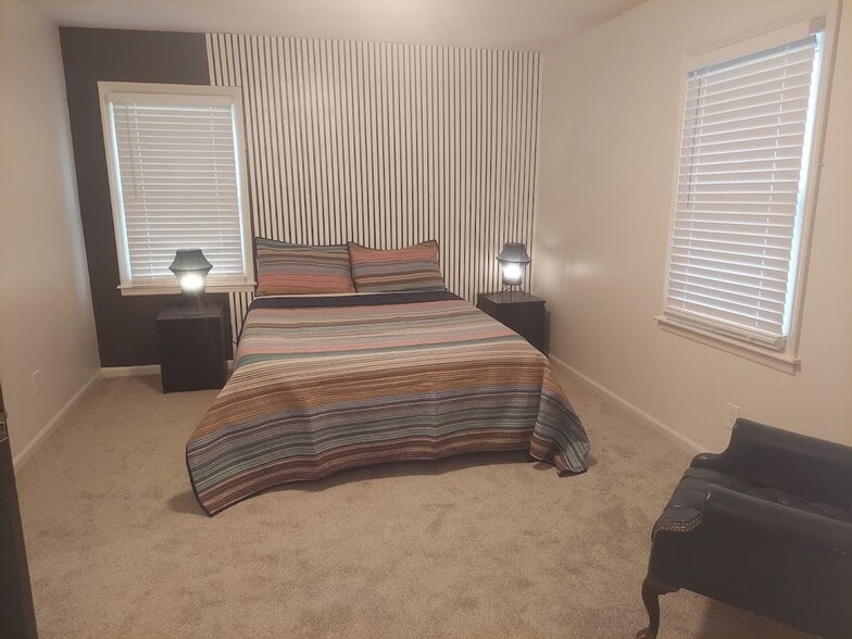 Building Photo - 5571-5574 Four Winds Dr SW