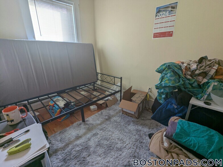 Building Photo - 247 Roxbury St