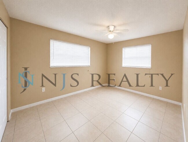 Building Photo - 3034 Roxbury Dr