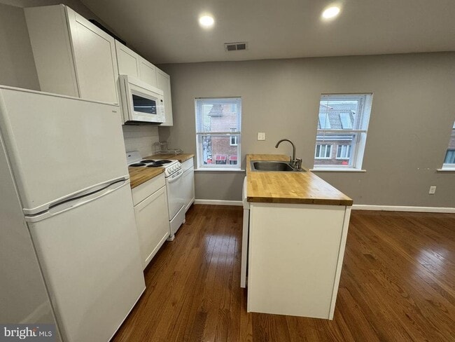 Building Photo - 146 South St