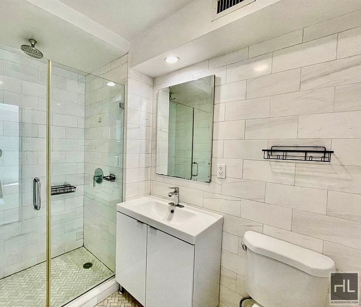 Building Photo - Stunning rent stabilized 1 bedroom with private balcony, onsite laundry, gym & roof deck