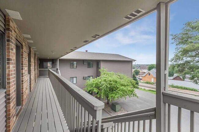 Building Photo - 625 S Clinton St