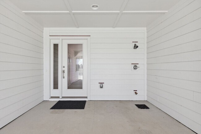 Building Photo - NEW HIGH END OFF-SEASON RENTAL NOW AVAILABLE