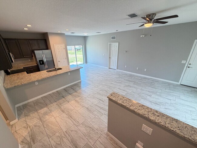 Building Photo - Adorable 3 Bedroom / 2 Bathroom Home in Palm Bay!!