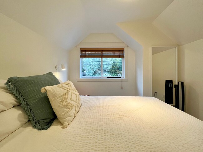 Building Photo - Light and Airy Townhome - Available Feb 15th