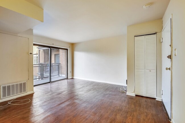 Building Photo - 7611 Maple Ave