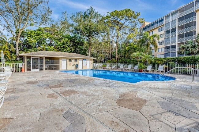Building Photo - ** NAPLES COVE @ BAY FOREST ** 2 BED / 2 B...