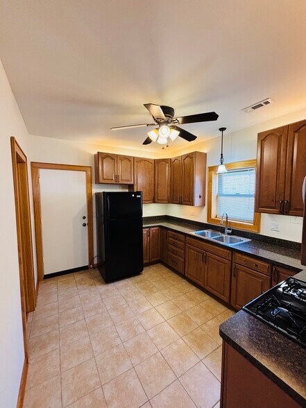 Kitchen - 2318 W Diversey Ave