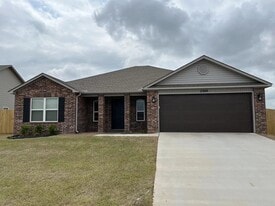 Building Photo - 2309 Pinewood Ave