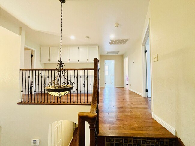 Building Photo - Beautiful 4 Bed 3 Bath + Huge Bonus Room A...