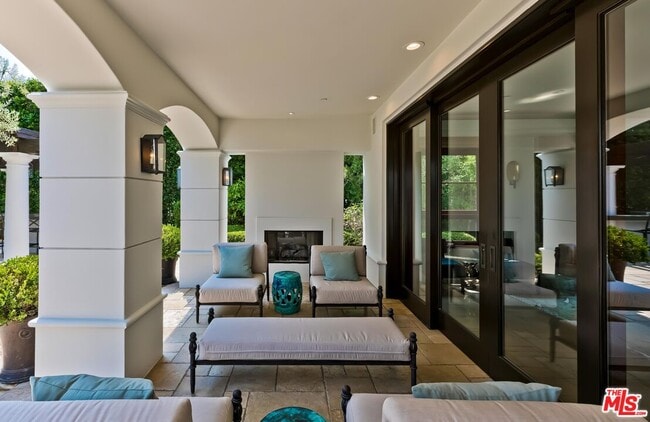 Building Photo - 2134 La Mesa Dr