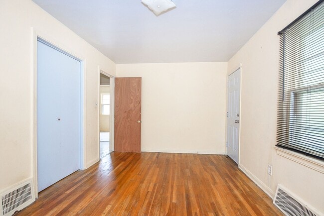 Building Photo - 2 BED 1.5  BATH BEAUTIFUL SINGLE FAMILY HO...