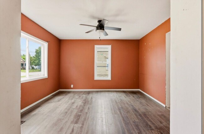 Building Photo - 123 Woodside Ln
