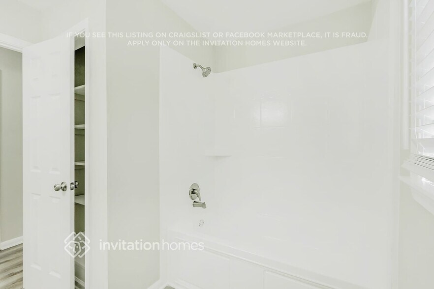 Building Photo - 808 Parkstone Dr