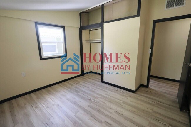 Building Photo - Three Bedroom | Detached Garage