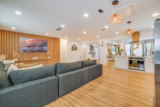 Building Photo - 1814 NW 14th Ave