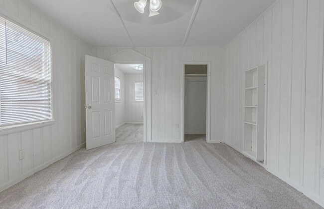 Building Photo - 4 bedroom, 2 bathroom near the University ...