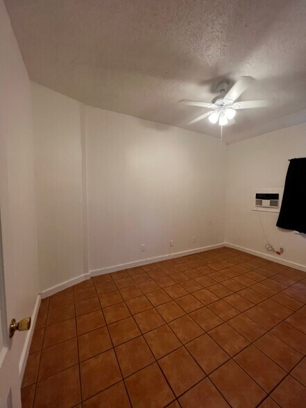 Building Photo - 2406 Harris Ave