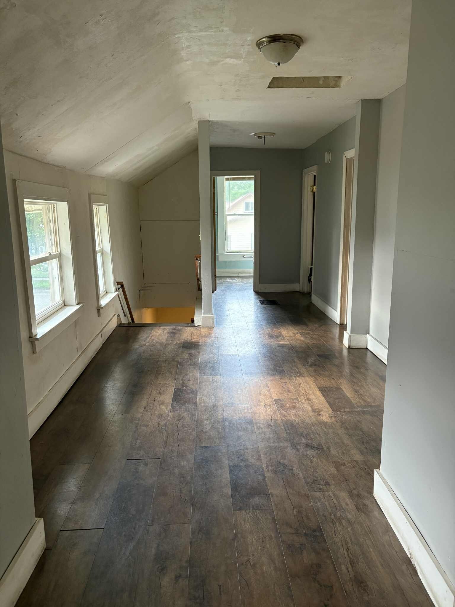 Building Photo - 945 W 9th St