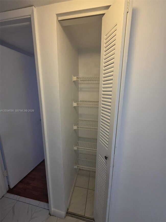 Building Photo - 9429 Fontainebleau Blvd