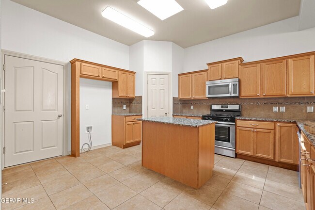 Building Photo - 5729 Valley Oak Dr