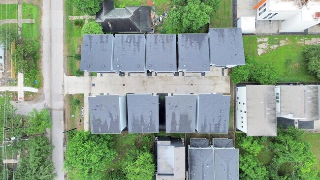 Building Photo - 3022 Live Oak St