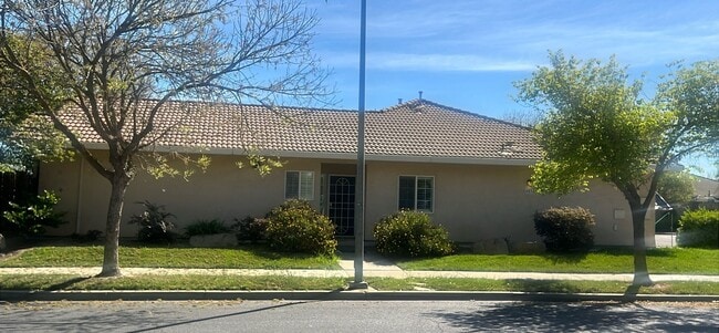 Building Photo - 603 Gateway Dr