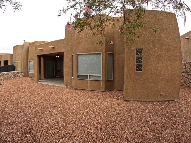 Building Photo - 2210 Dakota Dr
