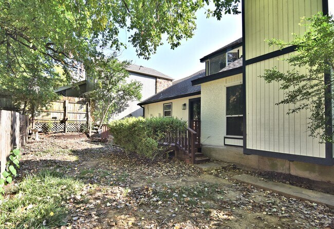 Building Photo - Updated 2 bed, 2 bath townhouse with 1,788...