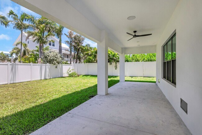 Building Photo - Stunning Custom Built Residence in the Exc...