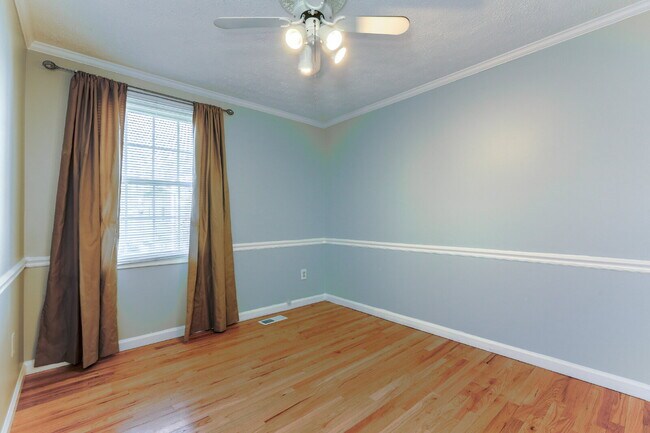 Building Photo - Bright and Spacious Townhome Living Near Reston