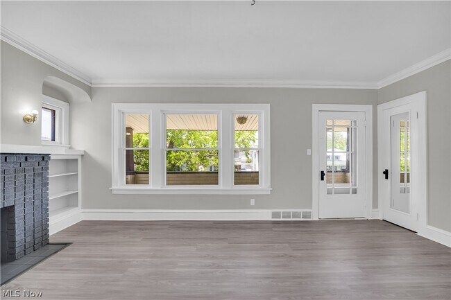 Building Photo - 10106 Greenview Ave