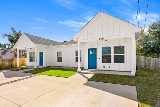 Building Photo - 2566 Oak St