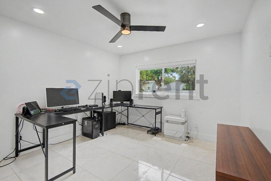 Building Photo - Unit