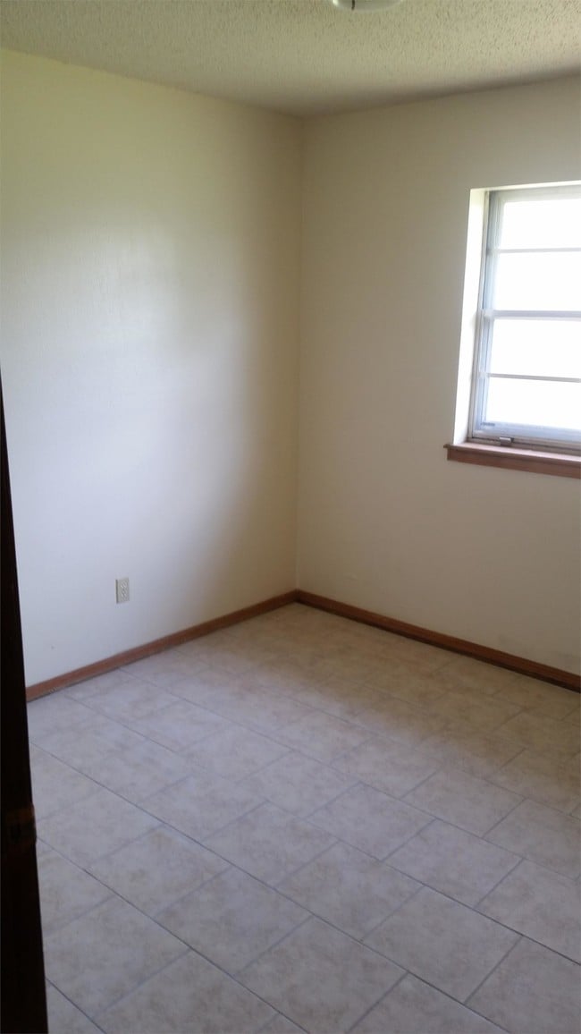 Building Photo - 7608 S Villa Ave