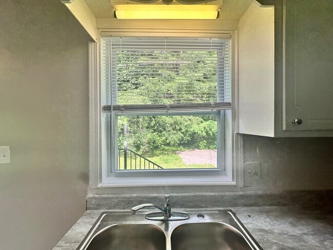 Building Photo - 1472 Sherwood Dr