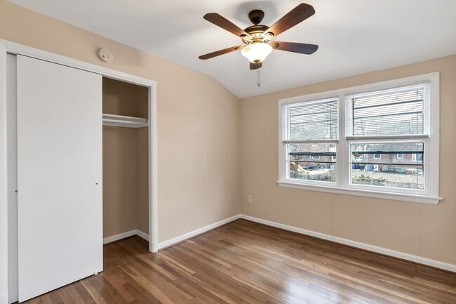 Building Photo - Well Maintained 3 Bedroom 1.5 Bathroom Spl...