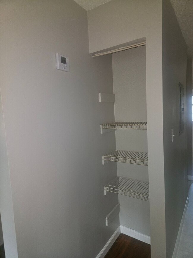 Building Photo - 3 Bedroom 1 bath home