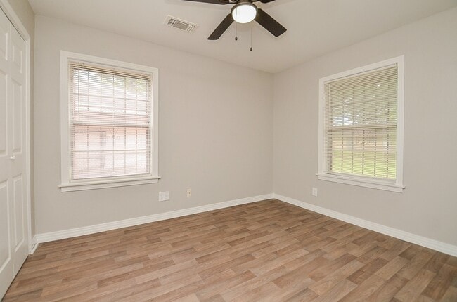 Building Photo - 10403 Royal Oaks Dr