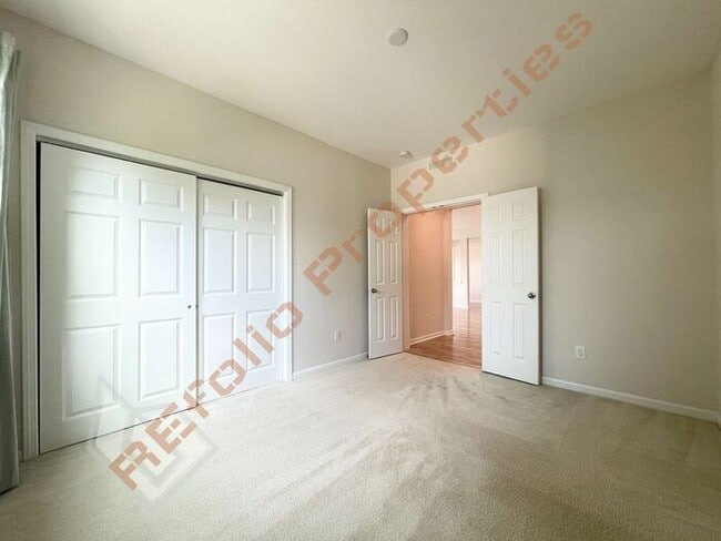 Building Photo - Beautiful 4 Bedroom 2.5 Bathroom End Unit ...