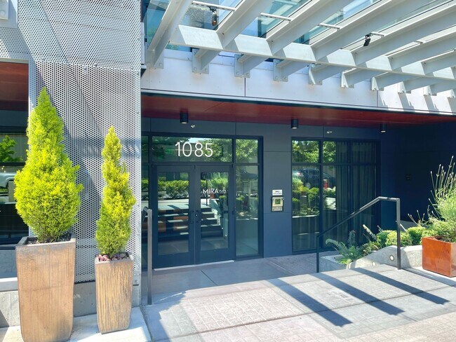 Building Photo - Downtown Bellevue 1BR Condo with Parking | Walk to Bellevue Square