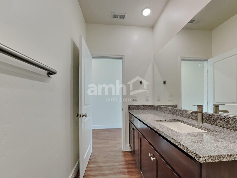 Building Photo - 5043 W Milliron Dr