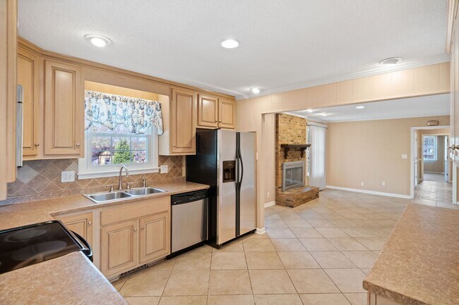 Building Photo - Move-In Special Available! Charming 3-Bedr...