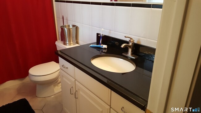 Building Photo - 71 1/2 Park Ave